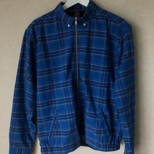 Skjortjacka  - Blå-rutig skjortjacka från Beyond retro. (Nyskick) 