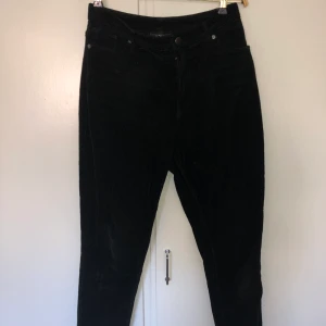 Manchesterbyxor strl 40 - Stretchiga manchesterbyxor, högmidja. Säljer då de är lite korta för mig (178cm). Väldigt sparsamt använda.