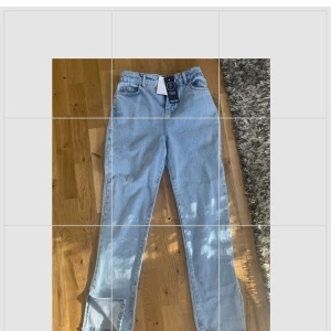 Jeans - Säljer dessa jeans från boohoo för jag tror inte jag kommer använda dom då de imte riktigt va min stil, annars jättesnygga med slits. Storlek 34 och passar dig i längden om du är runt 160 💕 köpte för 500kr o säljer för 100+ frakt