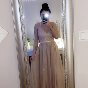 Balklänning storlek 34 - Balen blev inställd så säljer min fina klänning, aldrig använd och lappar sitter kvar. Köpt på bubbelroom för 1300kr 