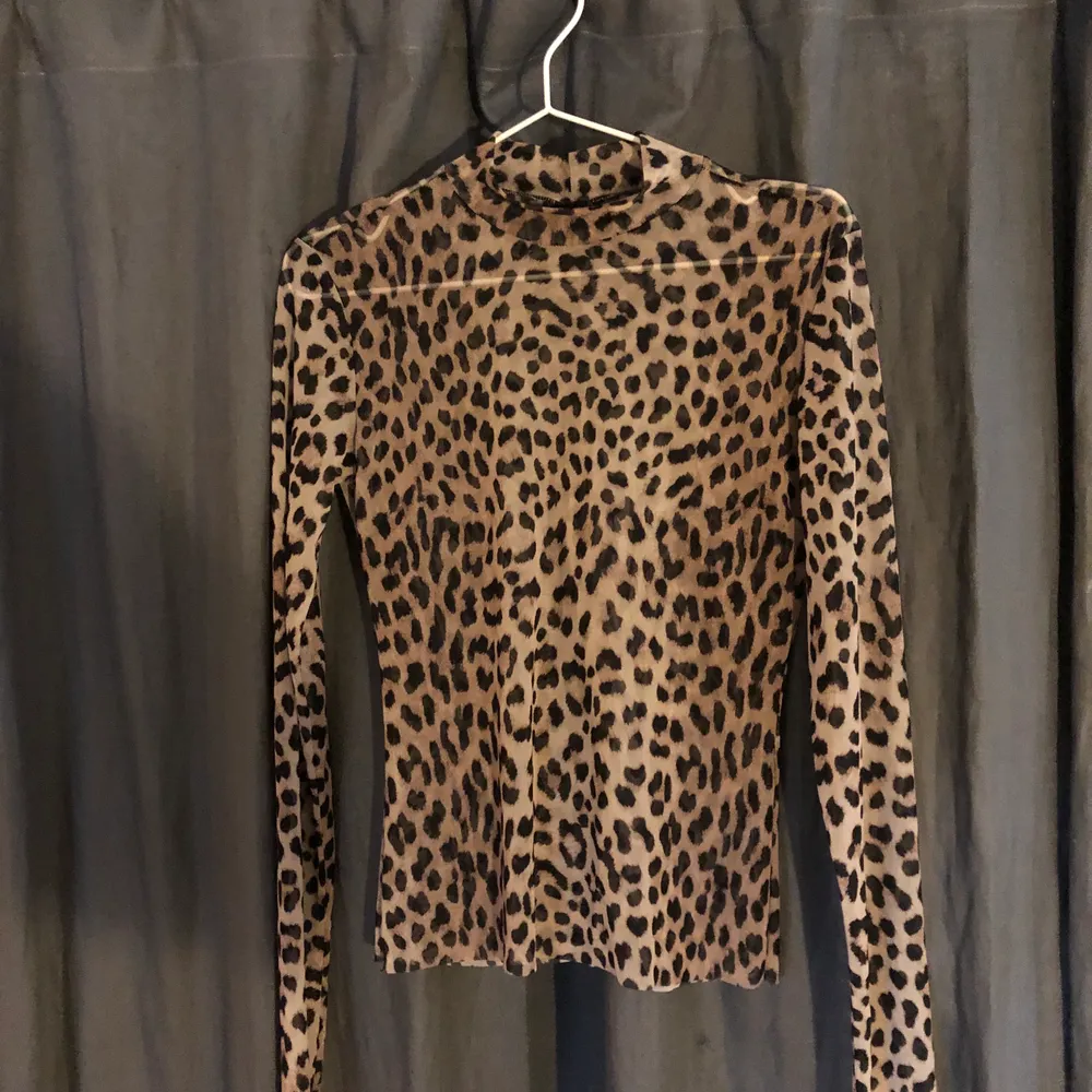 Super fin leopard mesh tröja i väldigt fint skick . Toppar.