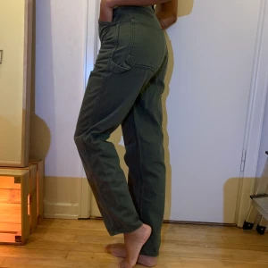 BDG Urban Outfitters gröna byxor W24 - Militärgröna byxor i strl 24 feån Urban Outfitters! Fint skick