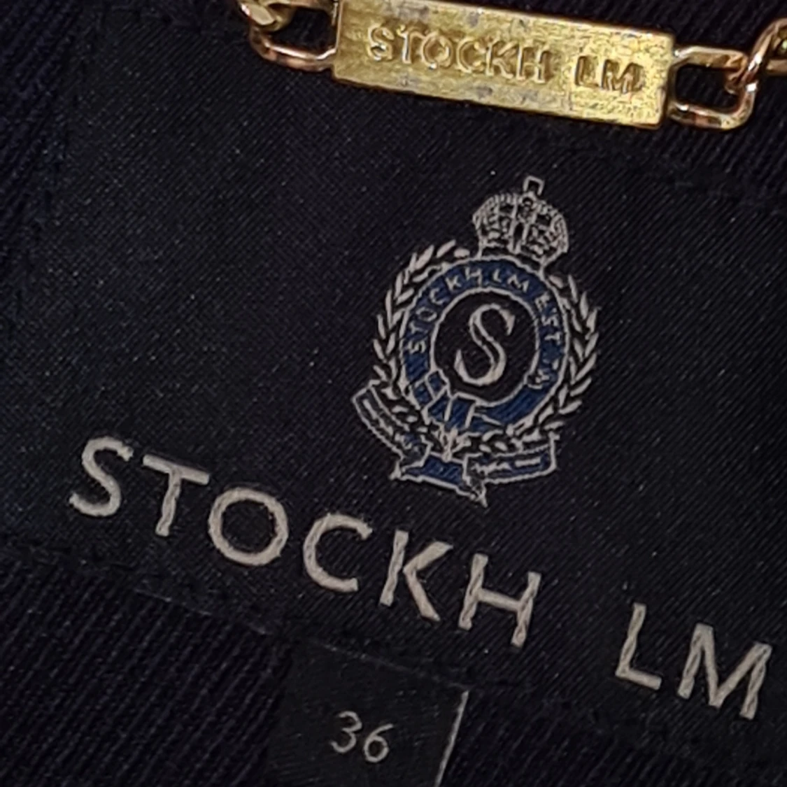 Blå kappa med guldkanppar  - 91