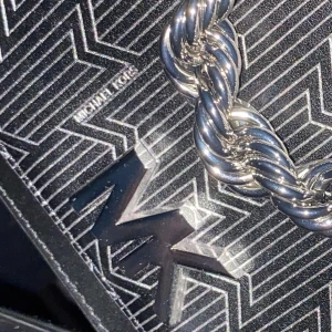 Michael kors väska  - Använd ett fåtal gånger. Som ny.  Kan skickas, köparen betalar frakten.