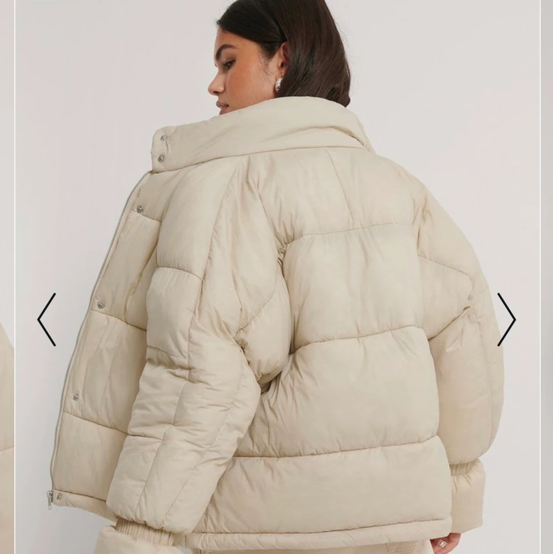 Oanvänd beige pufferjacket från NAKD - 90