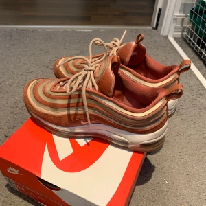 Nike air Max 97 - Air Max 97 i bra skick, använda men fortfarande fina. Färgen är dusty peach. Storlek 37,5. Köpta för 1799. Mitt pris 800kr
