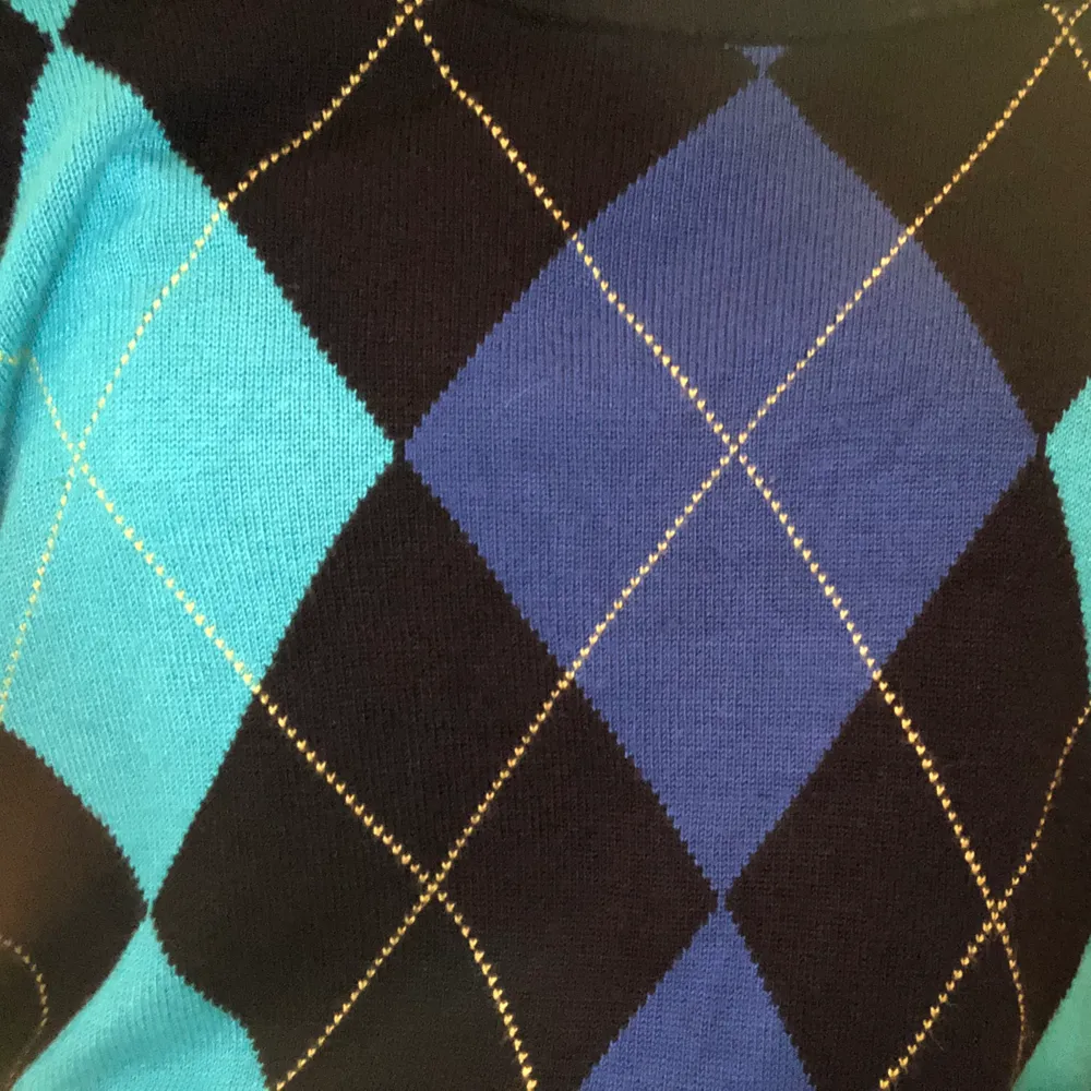 Skönaste tröjan med argylemönster, använd fåtal gånger så fortfarande i fint skick💙 buda gärna privat börjar på 150, exklusive frakt🤍högsta bud:150. Tröjor & Koftor.