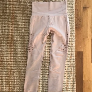 Träningstights  - Träningstights från gymshark. Använd en eller två gånger så i väldigt gott skick. 
