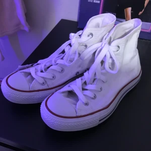 Vitta converse - Vitta converse som jag köpte i en second hand affär. Storlek 39, eller 8. Skriv privat om ni är intresserade😊 Eftersom att det är många som är intresserade så kan ni buda i kommentarerna💕 budet: 250 budgivningen avslutas på måndag kl 11:59 den 26