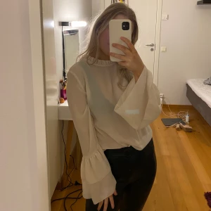 Vit blus i str xs  - Från Gina tricot