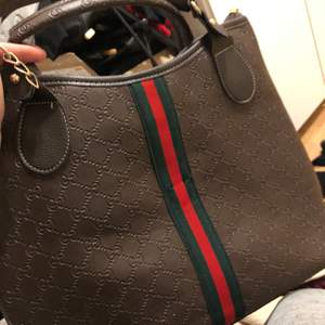 Helt oanvänd Gucci väska med plånbok. 