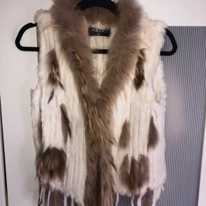 Hollies - Säljer min äkta pälsväst från hollies i strl xs, varsamt använd och är i fint skick