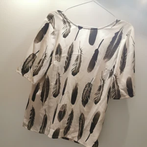 Blus från vero moda - Söt blus från vero moda, lös passform, öppning i ryggen. 