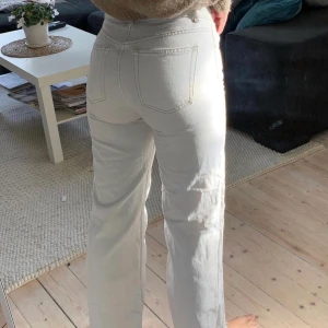 Zara jeans vita med slitningar nedtill - Vita jeans från Zara, strl 34. Fint skick!