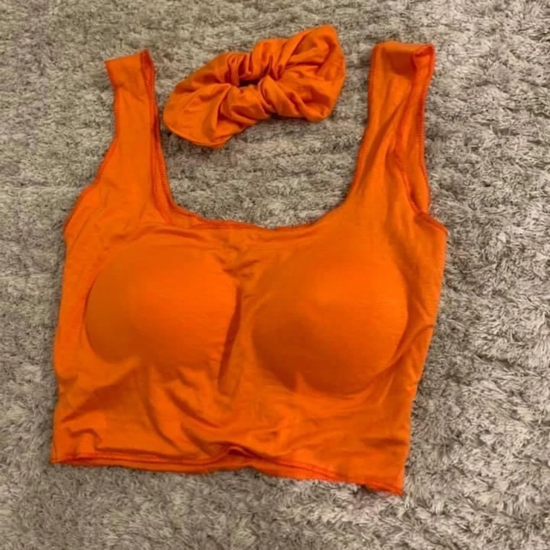 Crop top med hårsnodd