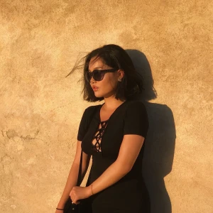 Klänning - Klänningens storlek är 36, använd bara en gång. Jag är 163 cm lång som referens. Frakt står köpare för