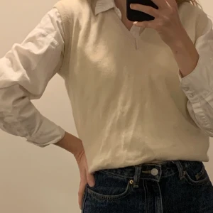 Enkel stickad väst, beige / vit - Superfin, enkel stickad väst i storlek S! Perfekt höstplagg! 