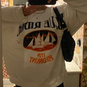 Oversized sweatshirt  - Säljer denna sweatshirt som endast är använd två gånger därav mycket bra skick! 