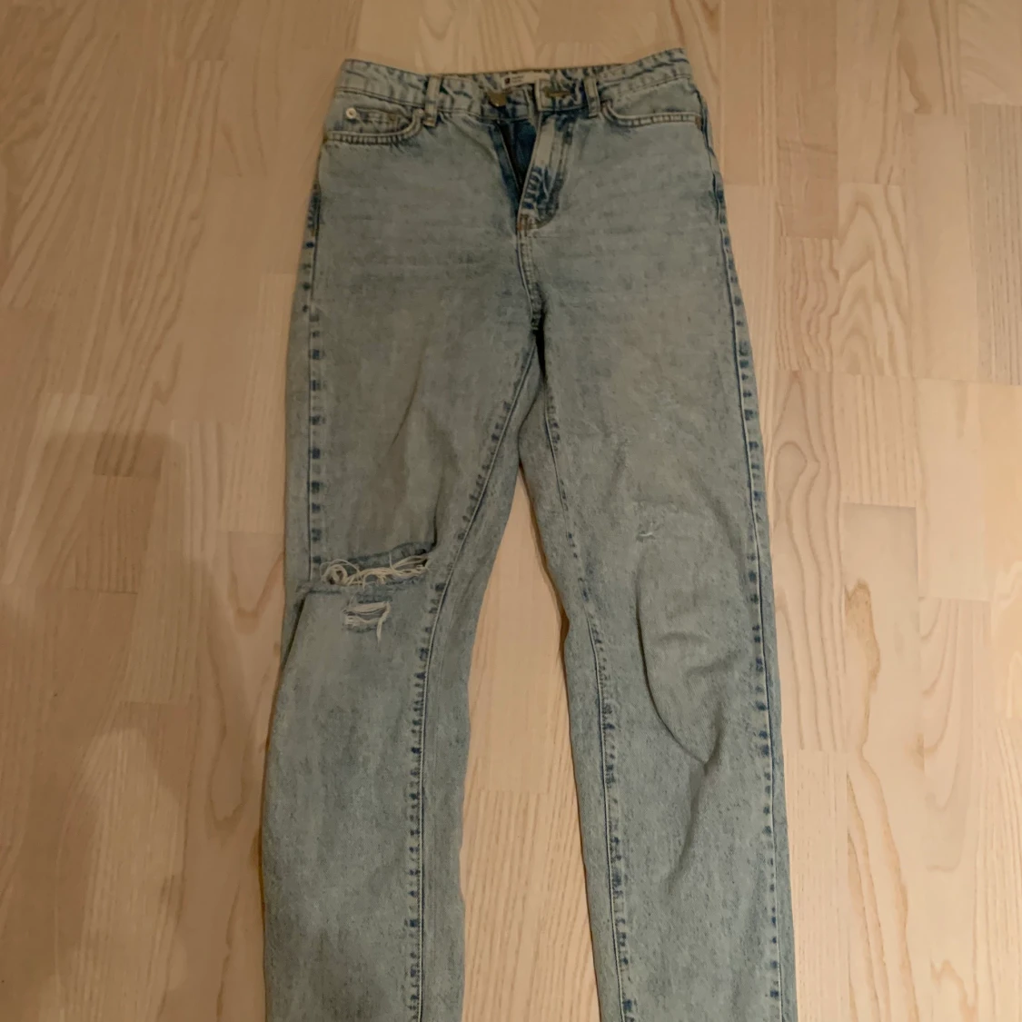 Håliga ljusa jeans