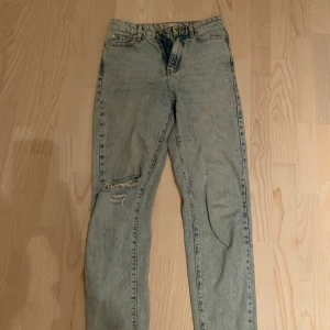 Håliga ljusa jeans  - Jeans från Gina, knappast använda. Storlek 34. 