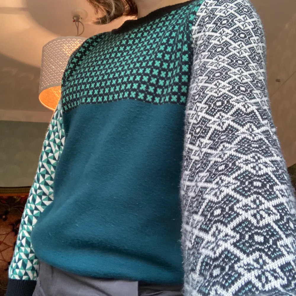 Superhäftig flerfärgad tröja från Cooperative.❤️ Den här är en godbit, väldigt mysig och estetiskt attraktiv. Går att använda året om!. Tröjor & Koftor.