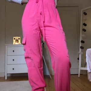 Cargo Pants - Rosa cargopants, med två fickor på benen. Aldrig använda då den inte är min färg. Frakt ingår💖