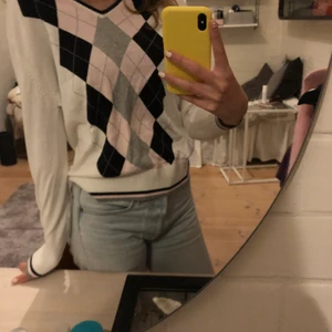 Argyle mönstrad tröja - Vintage sickad tröja med argyle/rutigt mönster. Så fint och trendigt just nu. Budgivning med start på 100kr+frakt, buda i komentarerna💞 