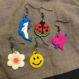 Örhängen - Fem stycken olika örhängen, finns endast dessa i lager :) BLOMMAN OCH SMILEYN SÅLD