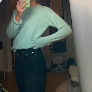 Mintgrön stickad tröja - Jättefin tröja köpt på vero Moda för cirka 1 år sedan, använd några gånger men i fint skick. Lång i armarna och fin passform!💗
