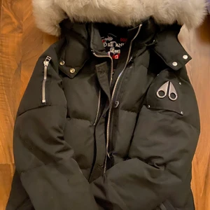 Moose knuckles 3q - Moose knuckles jacka helt äkta. Storlek S, har växt ur den och behöver pengar till en ny vinterjacka. 