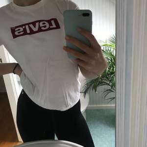 Hej, säljer en vit Levi’s t-shirt i storlek S som inte kommer till användning längre 🌺🌷En klassiker i garderoben, frakt tillkommer😃