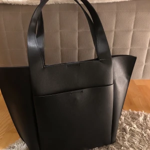 Zara väska - Helt oanvänd väska från Zara med prislapp kvar 🦋🍒 rymlig och supersnygg, i nyskick