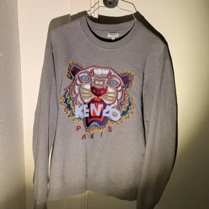 Kenzo tröja  - En grå kenzo tröja köpt från farfetch.com i storlek M. Bra skick inga fläckar. Nypris 2199
