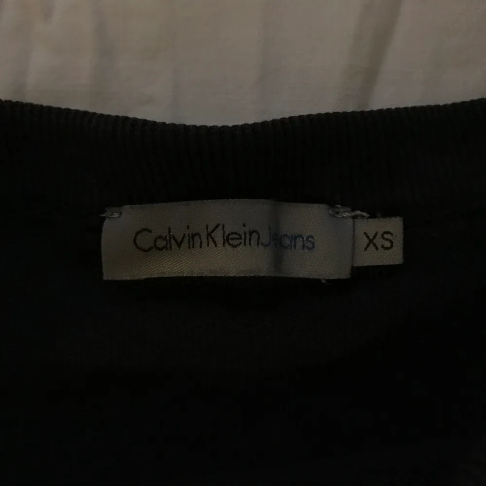 Säljer en Calvin Klein T-shirt i bra skick i storlek XS💓✨. T-shirts.
