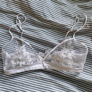 Vit bralette från Ella.M strl 75c - Använd max 5 gånger då storleken är fel för mig. Verkligen så fin! 