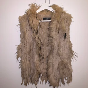 Pälsväst  - Vit pälsväst storlek L nypris 2499kr