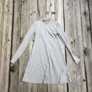 Klänning - Mysig klänning ifrån Gina i storlek xs. Perfekt till hösten! Den är långärmad, ribbad och polo! Första bilden ser lite ljusare ut än vad den är. Den är som de andra två. Kan mötas upp i Örebro eller Hallsberg annars tillkommer frakt på 50. Hör av dig vid frågor!💫✨⚡️