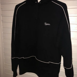 Supreme Piping Hoodie - Supreme Piping Hoodie Från SS18, Storlek S och skick 9/10✨