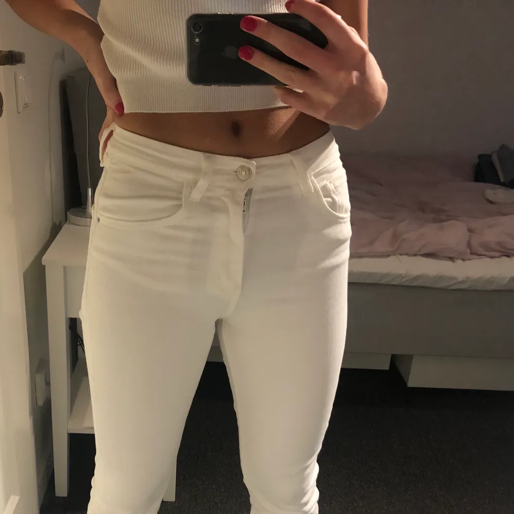 Låga vita jeans från Zara, knappt använda. Passar 32 och 34. Raka och lite slitningar nedtill. . Jeans & Byxor.