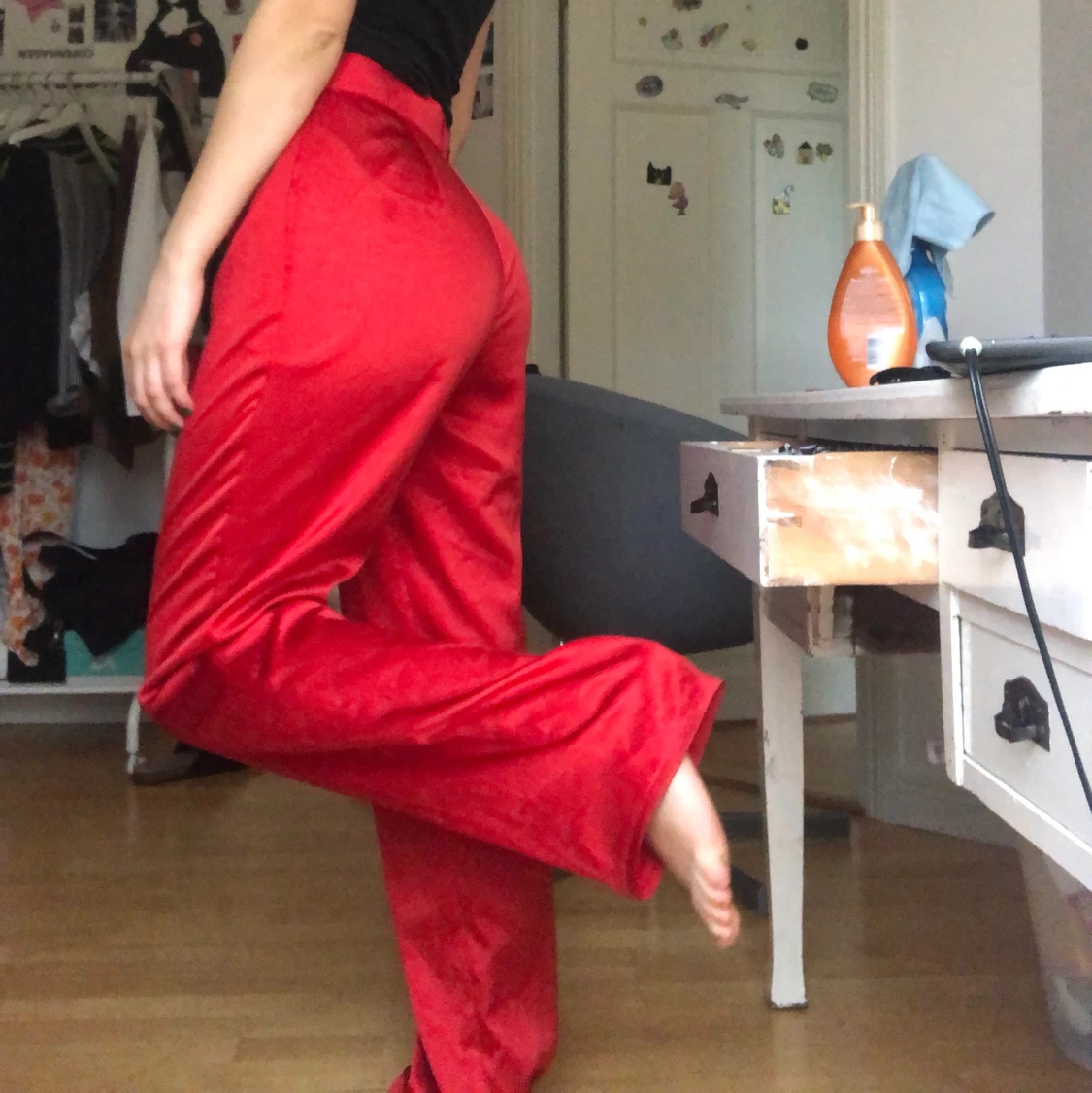 Röda satin-kostymbyxor - 90