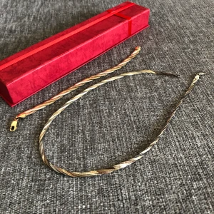 Äkta silver set 🧡 - 400 kr + 11 kr frakt  Underbart fint set, äkta silver , allt stämplat  💫Aldrig använda Ask ingår Halsband 42 cm L och armband 19 cm L