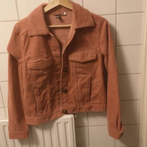 Manchesterjacka HM - Superfin jacka från Hm i puderrosa manchester, storlek XS. Perfekt till höst och vår 🌠