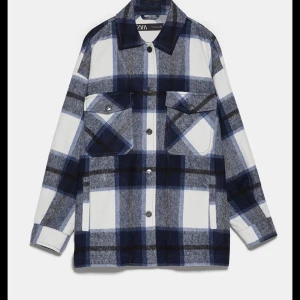 zara jacka - säljer denna fina jacka från zara, perfekt till våren/hösten ✨💗 i fint skick! budgivning sker i kommentarerna och avslutas den 31 oktober (nu på söndag) 💜 om ni har frågor eller vill ha fler bilder kan ni höra av er privat! OBS frakten tillkommer 