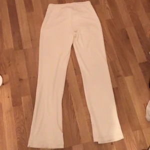 Gina tricot mjukis sett under del, storlek S passar dig med längden 160-170 cm , - Helt oanvänd testat 1 gång, tyg: sammet, längd 160-170 cm till dig med långa ben eller lite längre, själv är jag 167 och dom är lite långa men passar perfekt😍, Storlek S, finns 2 snören till dig med platt mage, fint till att ha hemma, till skolan eller gå ut med. Väldigt skön material inne och utan för😍