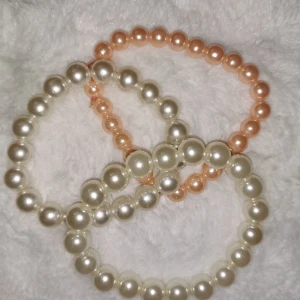 Pärlarmband - Pärlarmband i plast, i priset ingår alla 3 armbanden :) Jag bjuder på frakt💕