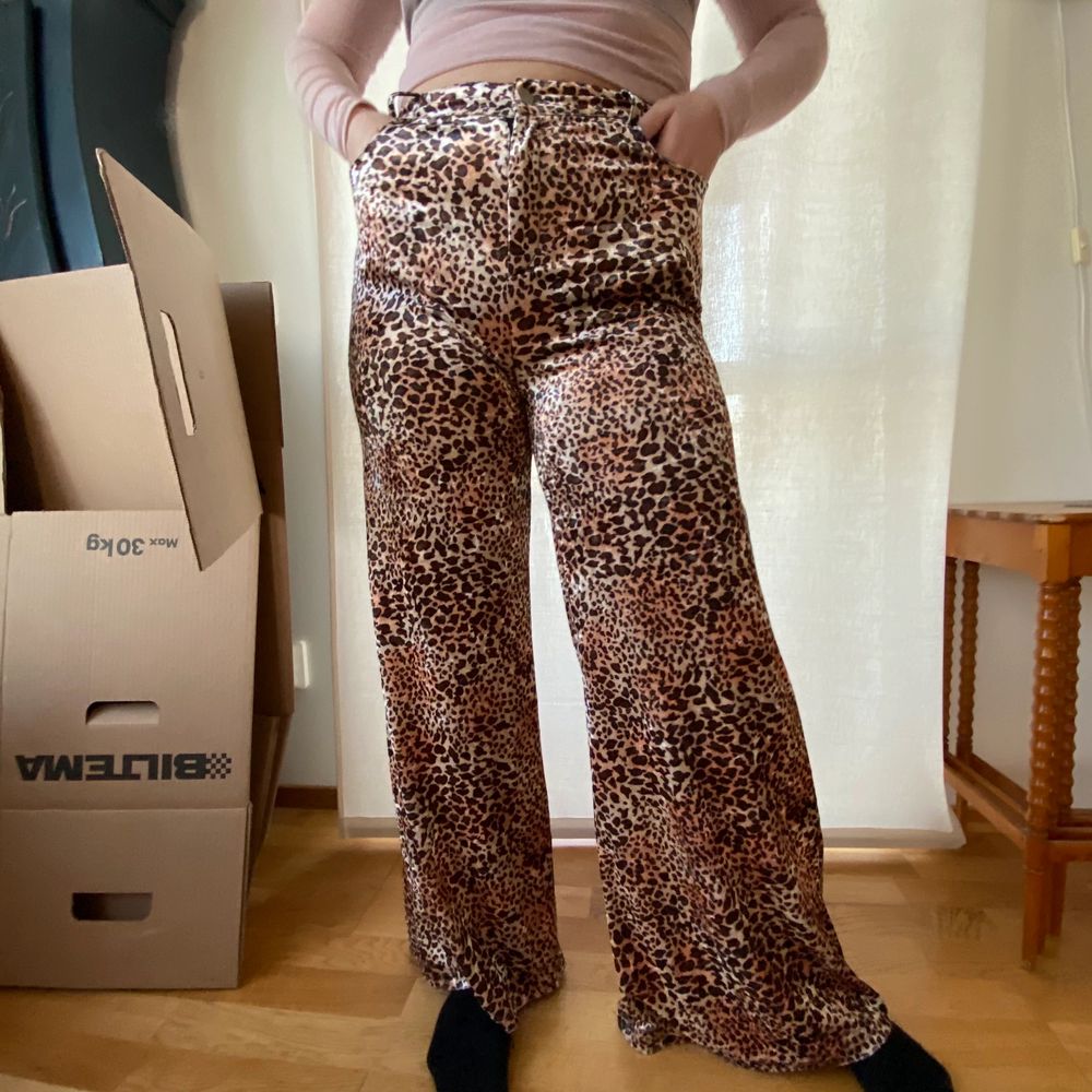 Byxor i leopardmönster och velvet med fickor och knapp💛 använda ca 2 gånger. Jeans & Byxor.