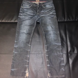 Distressed jeans - Sjukt coola jeans med grym tvätt, klippta nedtill för att passa bättre över skon, de är 33x32 och straight. Pris går att diskutera