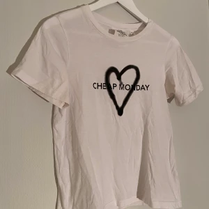 T-shirt från Cheap Monday! - T-shirt från Cheap Monday! Inte alls mycket använd och är som ny🤍 skriv för fler bilder <33