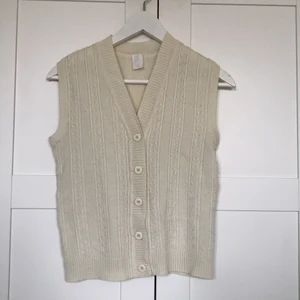 Stickad väst - Väst från en second hand butik i Sthlm. Aldrog använd, men har ett litet hål på axeln sen innan(därav d billiga priset) , som är enkelt att sy ihop. ❤️