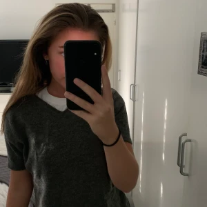 grå t-shirt - Snygg grå t-shirt! Använt ca två gånger innan och är i bra skick 😜 På lappen står det stl L men jag har vanligtvis xs så den passar många